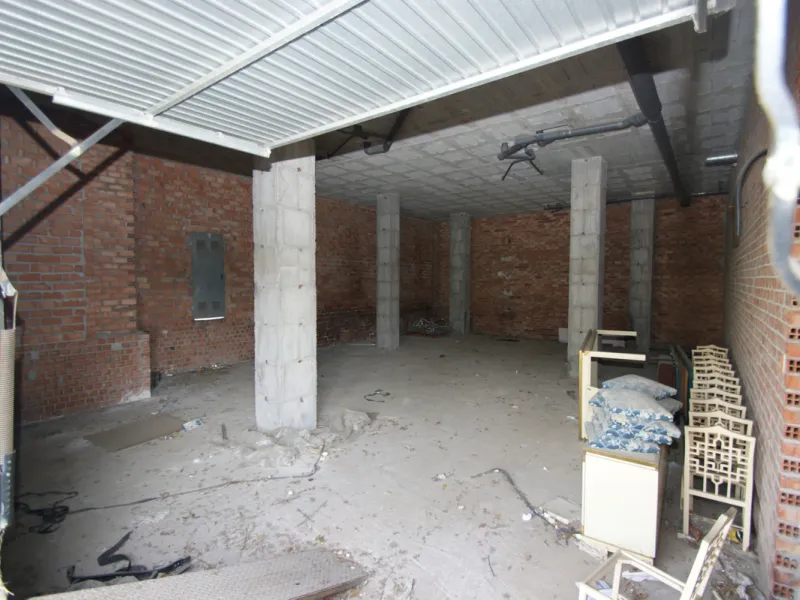 Commercial premises in a very good location right on a corner of two streets with a lot of people passing by foot and by car.