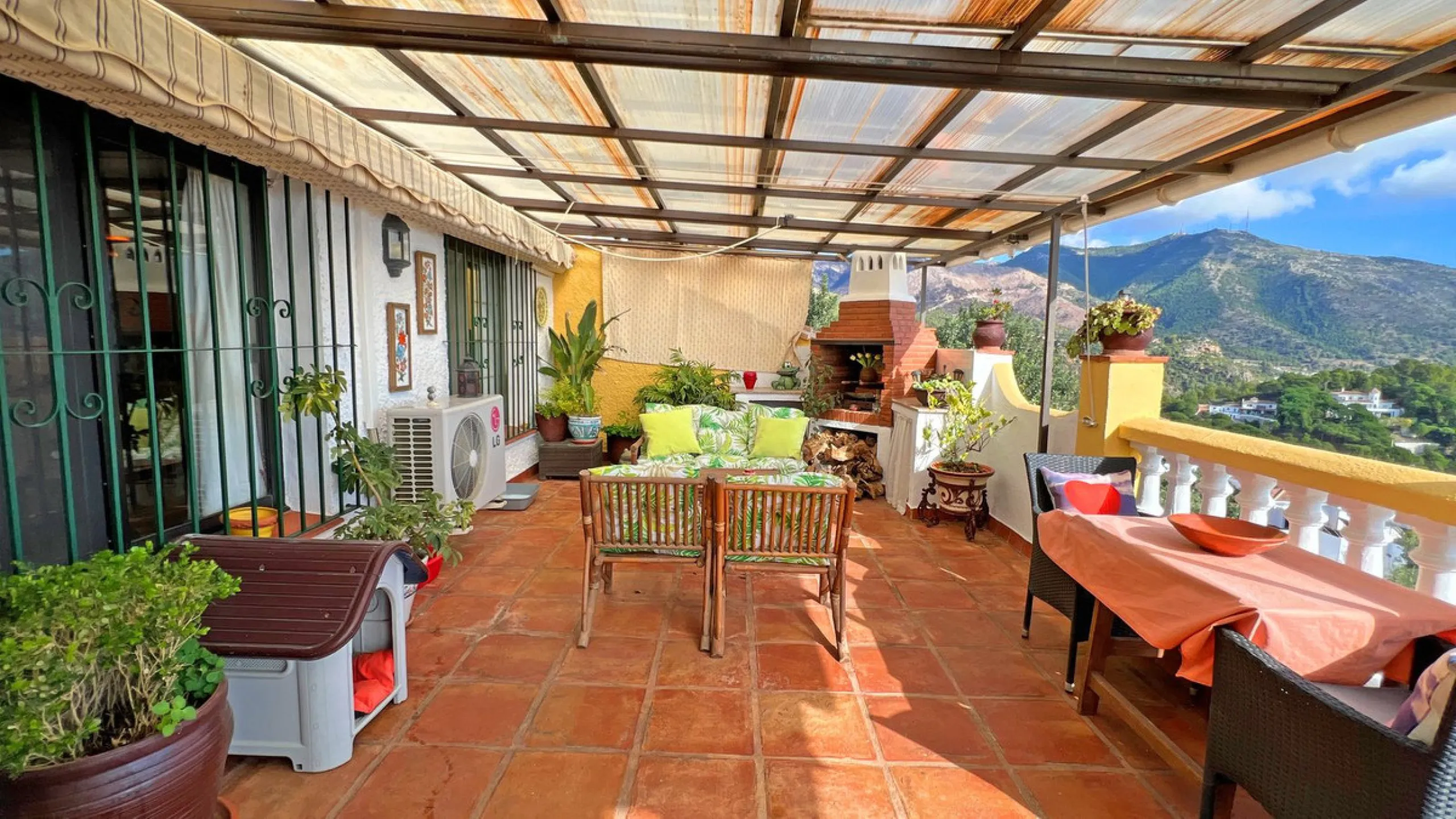 Are you looking for a dream home in the center of Mijas Pueblo? Then this 366m2 villa is perfect for you!