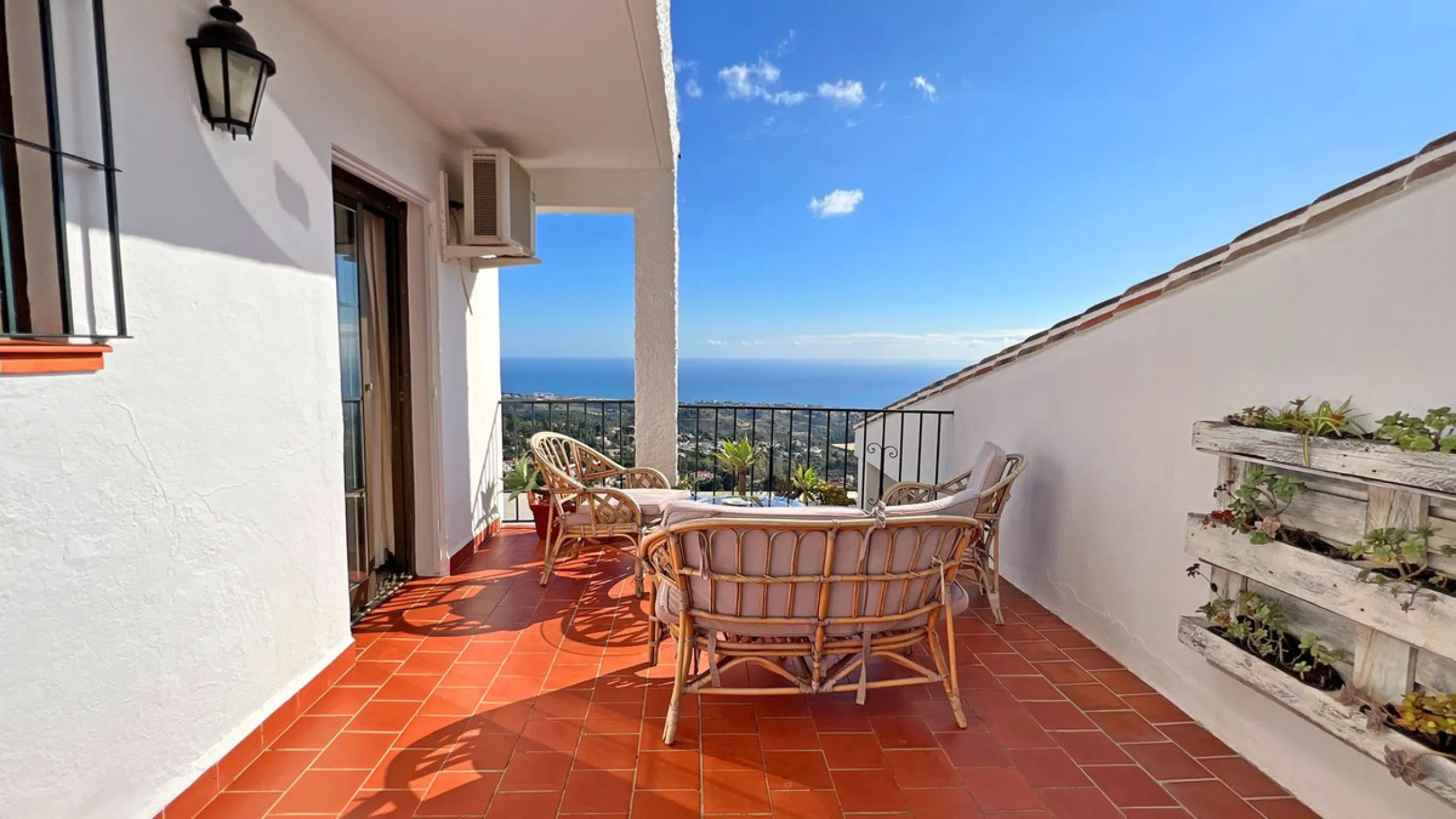 Are you looking for a dream home in the center of Mijas Pueblo? Then this 366m2 villa is perfect for you!
