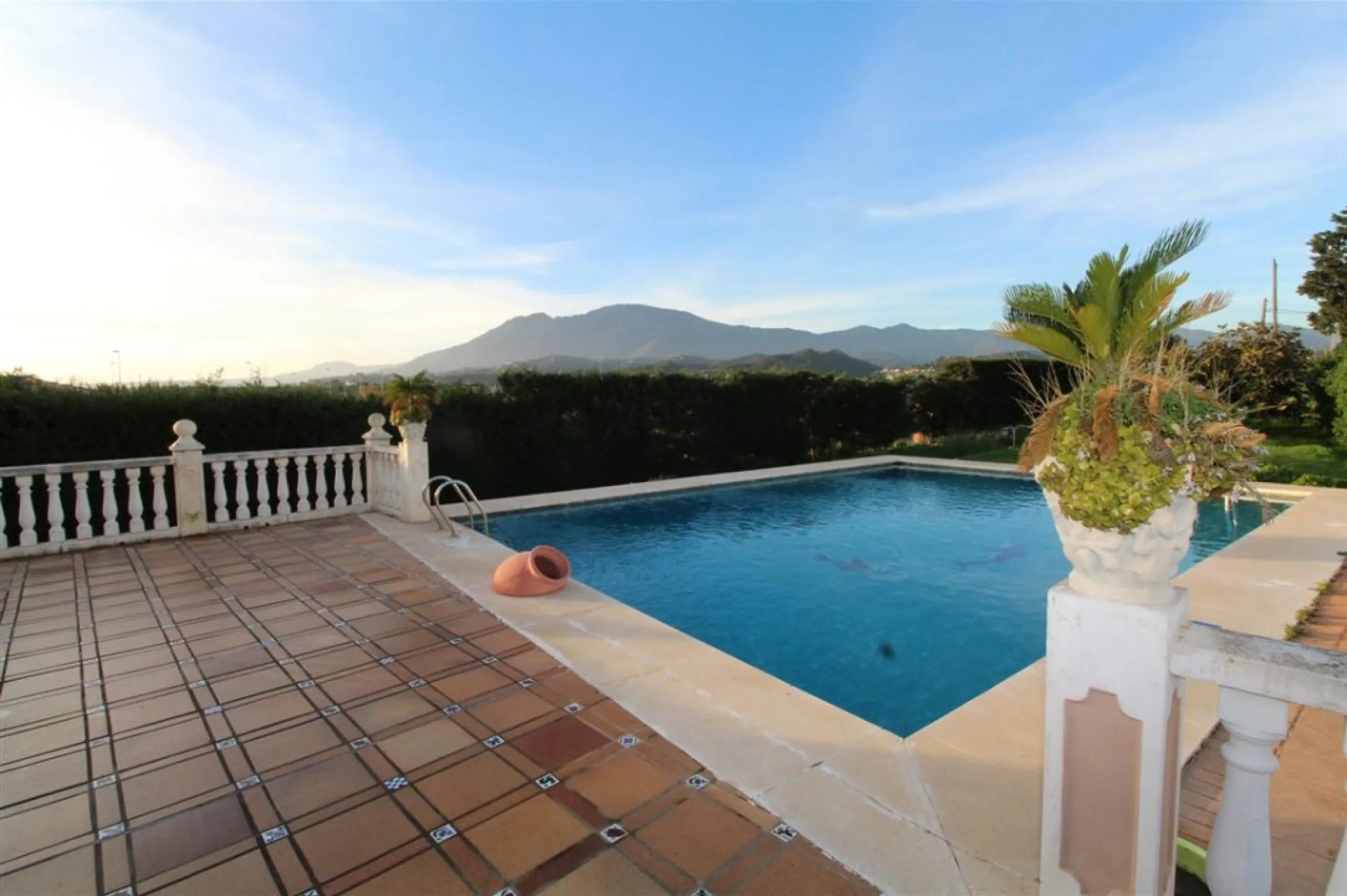 Estepona: Unique finca type property offered for sale, currently run as an events location and restaurant with living accommodation above. The ground floor has large outside area with bar, bbq area inside is a saloon, reception and bar area plus commercia