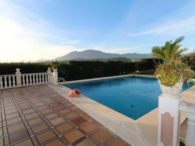 Estepona: Unique finca type property offered for sale, currently run as an events location and restaurant with living accommodation above. The ground floor has large outside area with bar, bbq area inside is a saloon, reception and bar area plus commercia