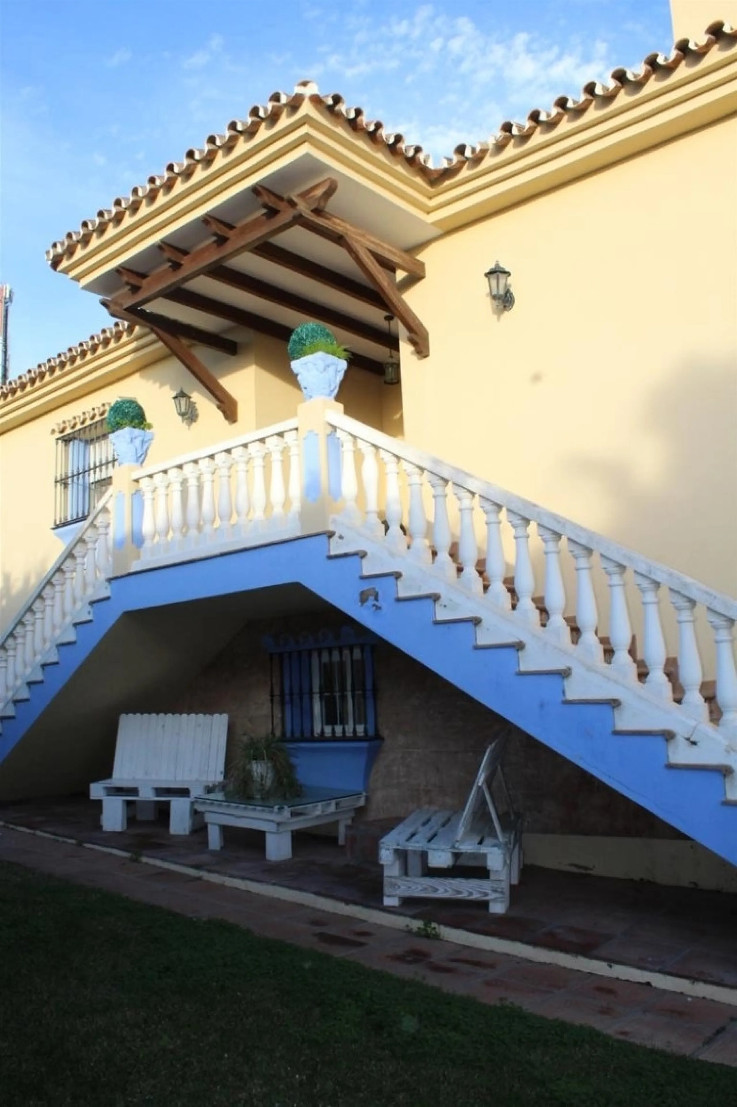 Estepona: Unique finca type property offered for sale, currently run as an events location and restaurant with living accommodation above. The ground floor has large outside area with bar, bbq area inside is a saloon, reception and bar area plus commercia