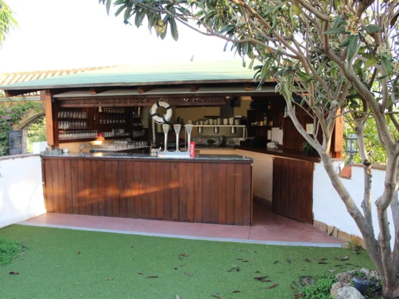 Estepona: Unique finca type property offered for sale, currently run as an events location and restaurant with living accommodation above. The ground floor has large outside area with bar, bbq area inside is a saloon, reception and bar area plus commercia
