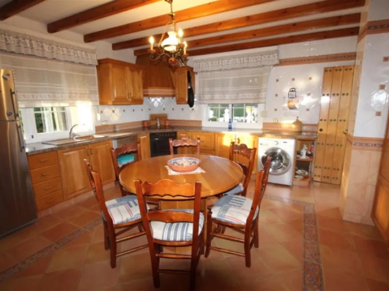 Estepona: Unique finca type property offered for sale, currently run as an events location and restaurant with living accommodation above. The ground floor has large outside area with bar, bbq area inside is a saloon, reception and bar area plus commercia