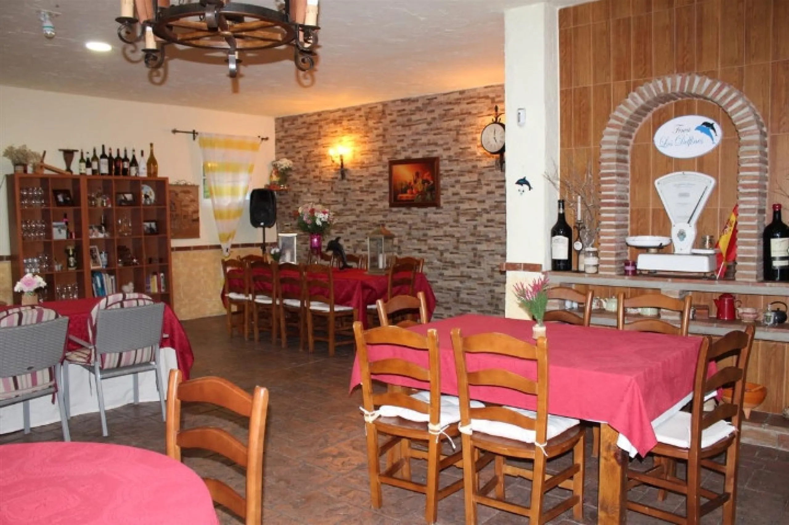 Estepona: Unique finca type property offered for sale, currently run as an events location and restaurant with living accommodation above. The ground floor has large outside area with bar, bbq area inside is a saloon, reception and bar area plus commercia