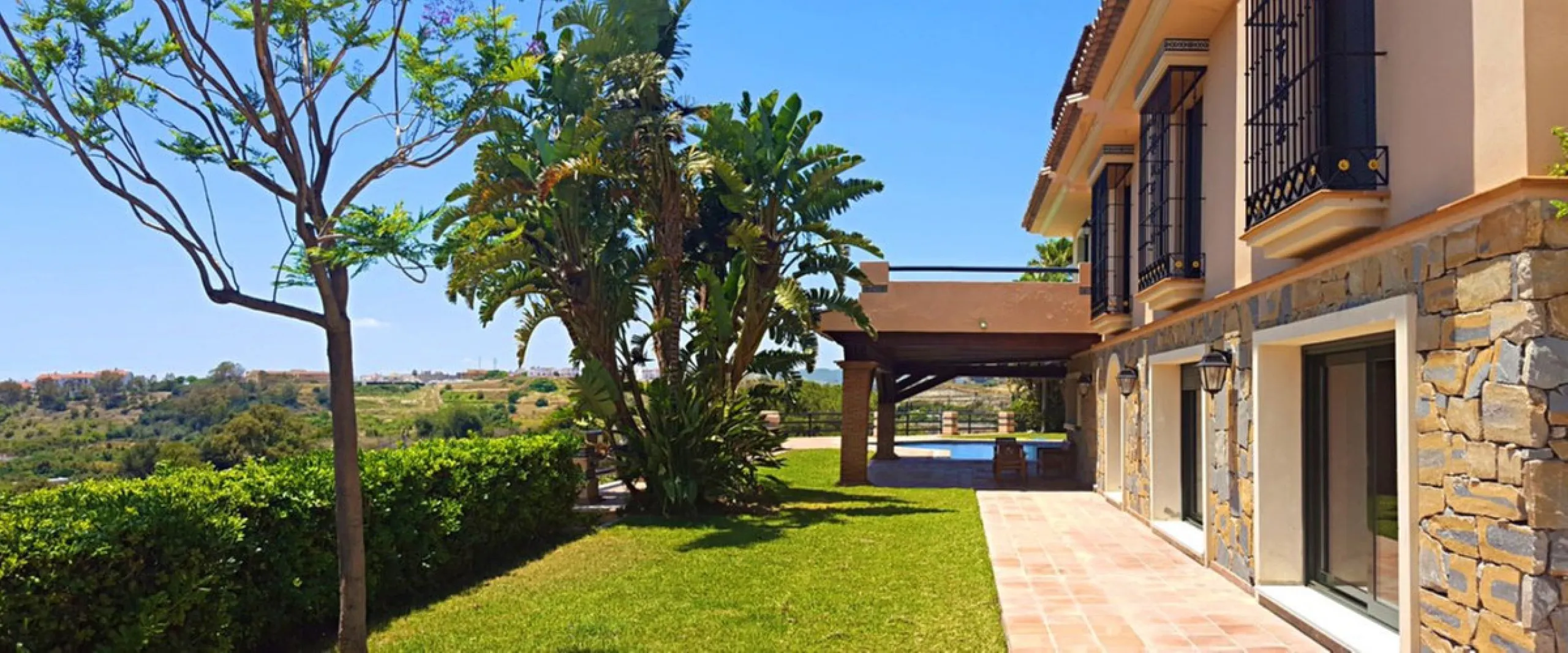 FANTASTIC VILLA OF HIGH ARCHITECTURAL LEVEL, on three floors with impressive panoramic views of the Mediterranean Sea and the mountains. Very exceptional details, such as its own winery, private tennis court, swimming pool with waterfall, park-like garden