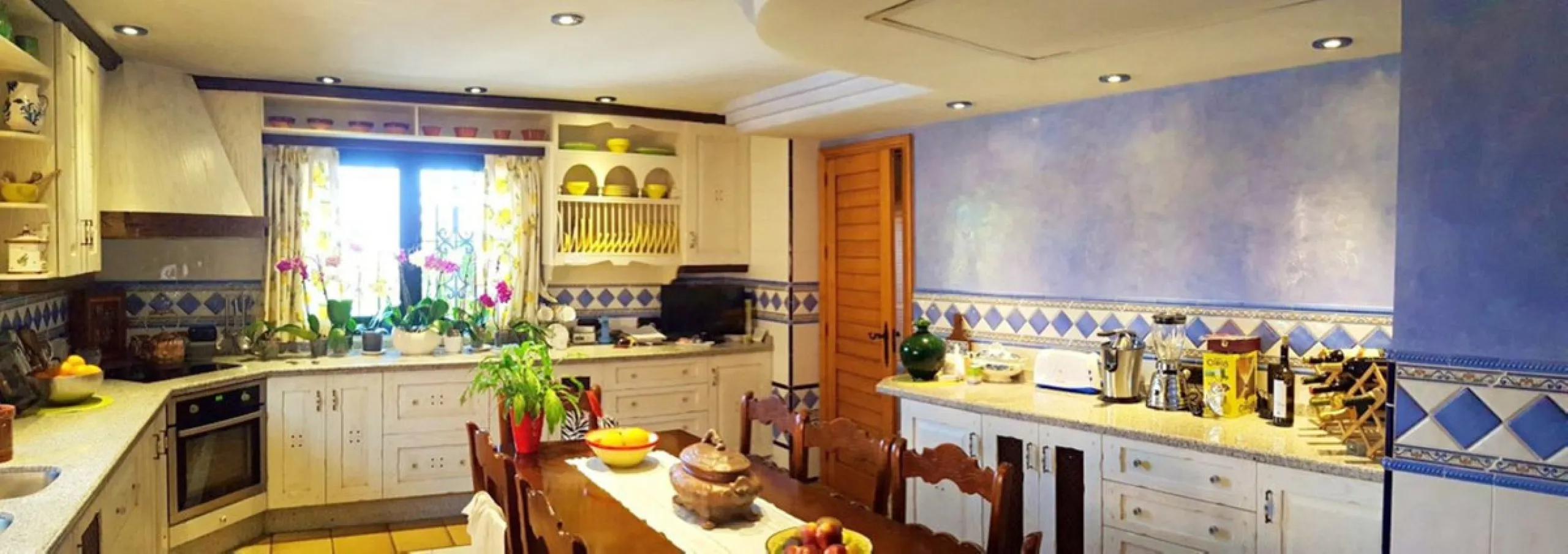 FANTASTIC VILLA OF HIGH ARCHITECTURAL LEVEL, on three floors with impressive panoramic views of the Mediterranean Sea and the mountains. Very exceptional details, such as its own winery, private tennis court, swimming pool with waterfall, park-like garden