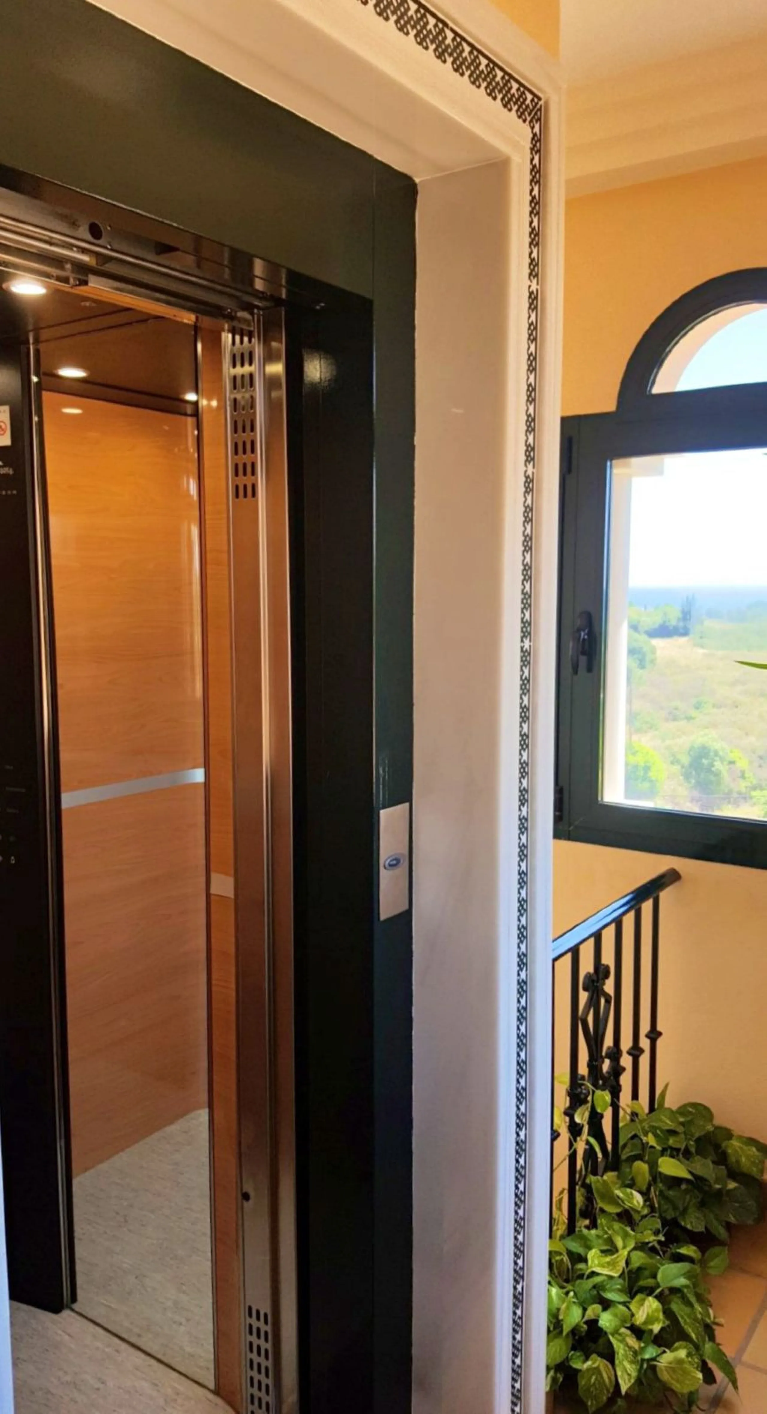 FANTASTIC VILLA OF HIGH ARCHITECTURAL LEVEL, on three floors with impressive panoramic views of the Mediterranean Sea and the mountains. Very exceptional details, such as its own winery, private tennis court, swimming pool with waterfall, park-like garden