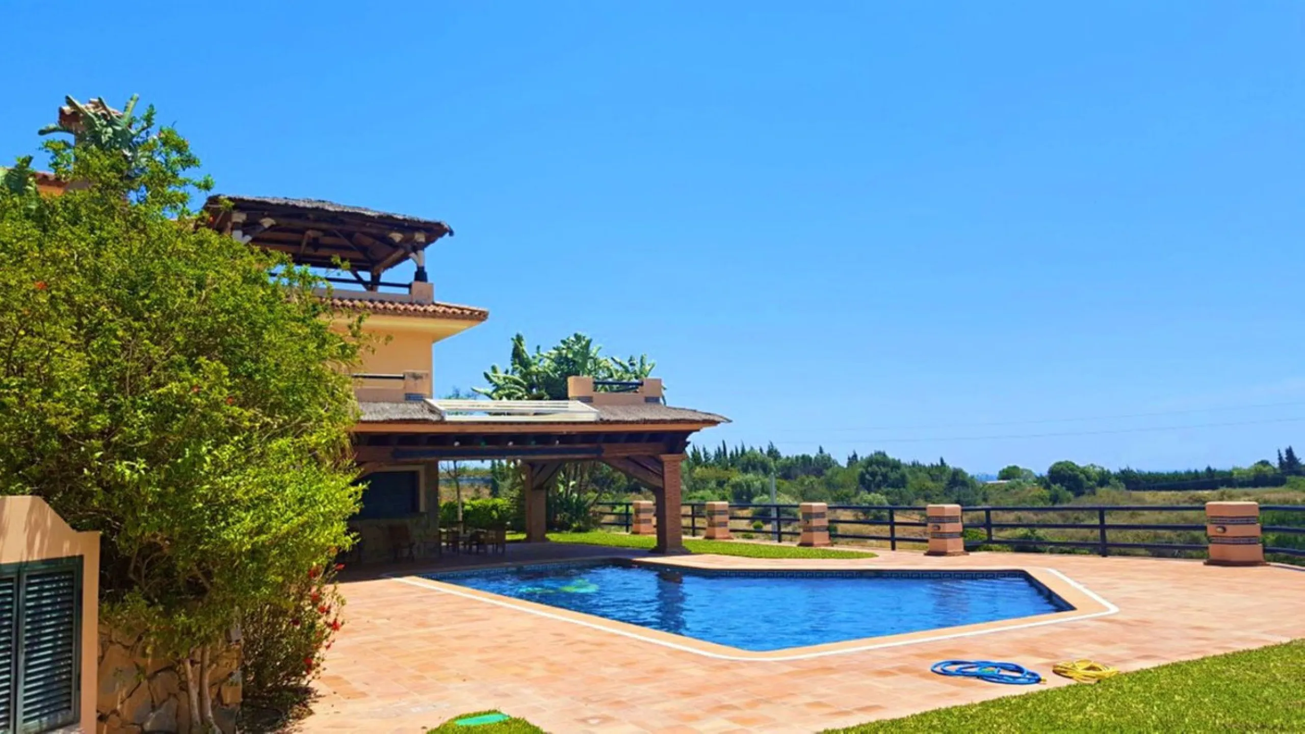 FANTASTIC VILLA OF HIGH ARCHITECTURAL LEVEL, on three floors with impressive panoramic views of the Mediterranean Sea and the mountains. Very exceptional details, such as its own winery, private tennis court, swimming pool with waterfall, park-like garden