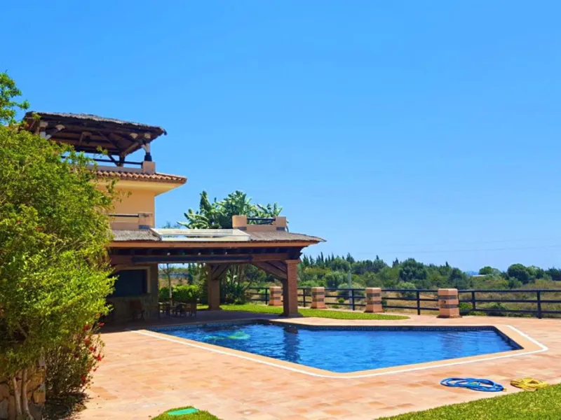 FANTASTIC VILLA OF HIGH ARCHITECTURAL LEVEL, on three floors with impressive panoramic views of the Mediterranean Sea and the mountains. Very exceptional details, such as its own winery, private tennis court, swimming pool with waterfall, park-like garden