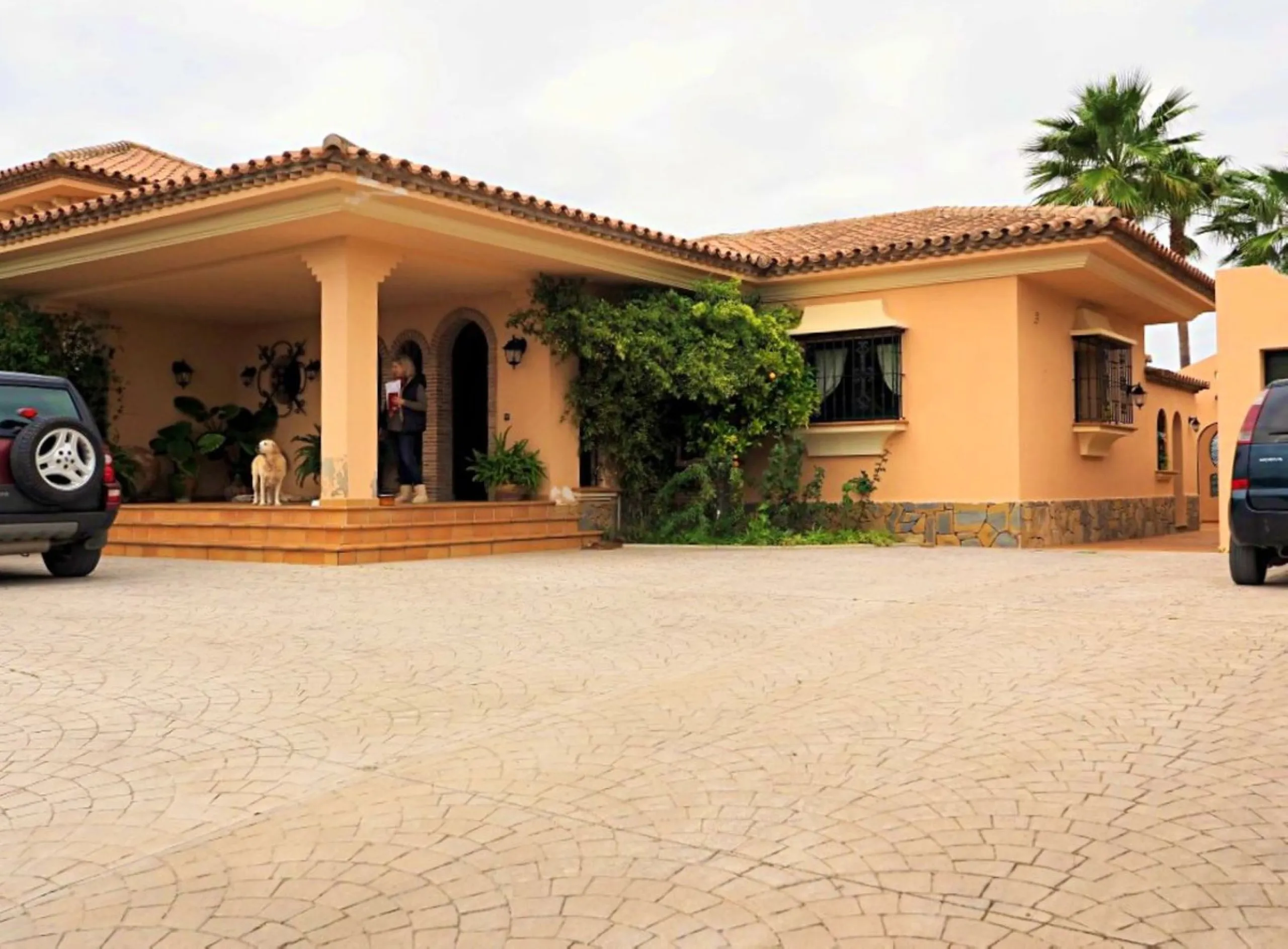 FANTASTIC VILLA OF HIGH ARCHITECTURAL LEVEL, on three floors with impressive panoramic views of the Mediterranean Sea and the mountains. Very exceptional details, such as its own winery, private tennis court, swimming pool with waterfall, park-like garden