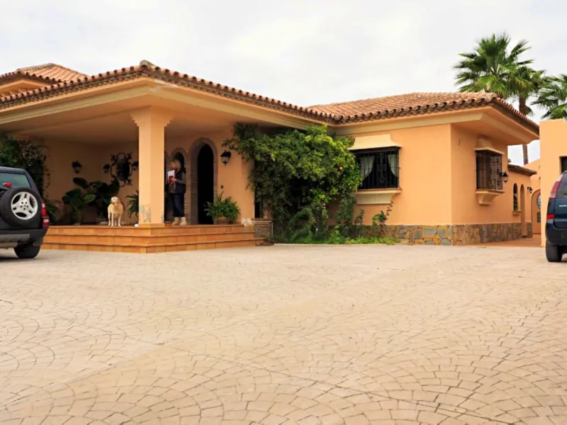 FANTASTIC VILLA OF HIGH ARCHITECTURAL LEVEL, on three floors with impressive panoramic views of the Mediterranean Sea and the mountains. Very exceptional details, such as its own winery, private tennis court, swimming pool with waterfall, park-like garden