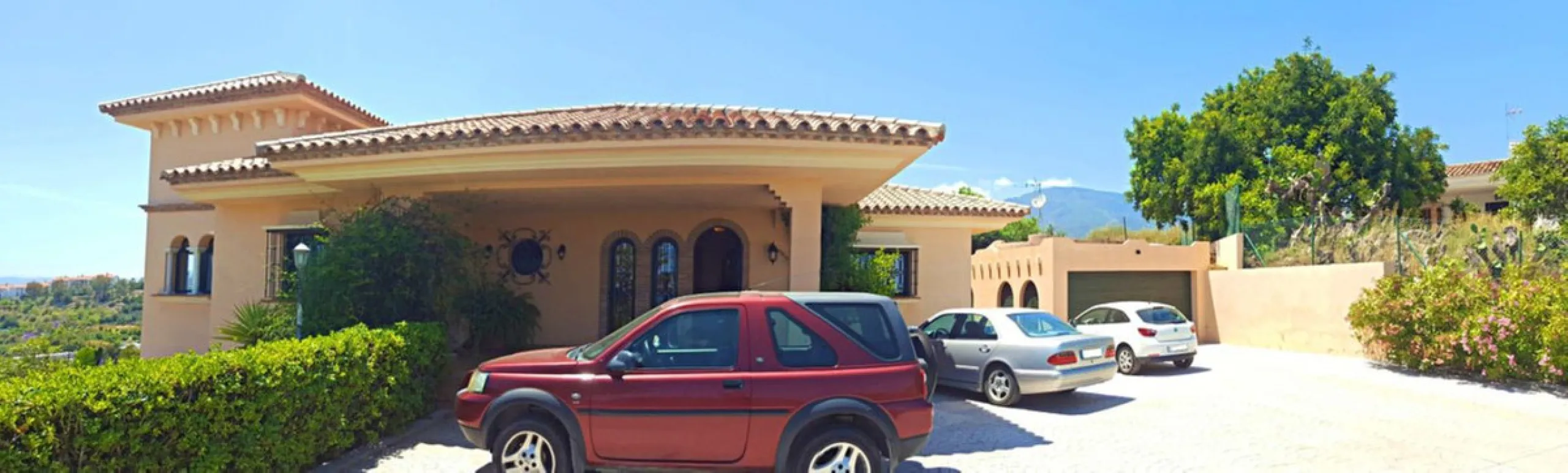 FANTASTIC VILLA OF HIGH ARCHITECTURAL LEVEL, on three floors with impressive panoramic views of the Mediterranean Sea and the mountains. Very exceptional details, such as its own winery, private tennis court, swimming pool with waterfall, park-like garden