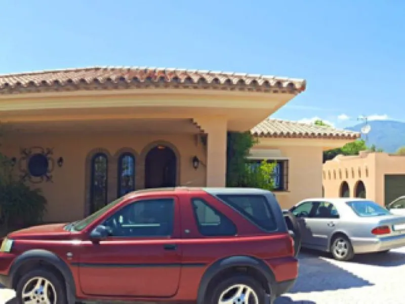 FANTASTIC VILLA OF HIGH ARCHITECTURAL LEVEL, on three floors with impressive panoramic views of the Mediterranean Sea and the mountains. Very exceptional details, such as its own winery, private tennis court, swimming pool with waterfall, park-like garden