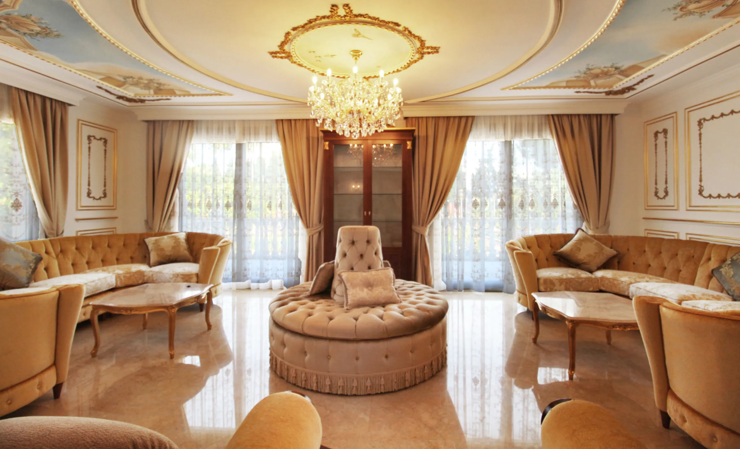 A totally reformed substantial palatial Arabian styled villa which offers eight-bedroom suites which incorporate 2 self-contained suites. The villa has four-meter height impressive double entrance gates and an 81-meter long driveway with parking for numer