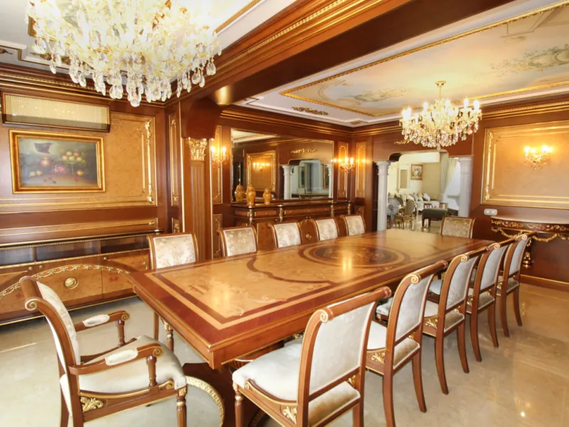 A totally reformed substantial palatial Arabian styled villa which offers eight-bedroom suites which incorporate 2 self-contained suites. The villa has four-meter height impressive double entrance gates and an 81-meter long driveway with parking for numer