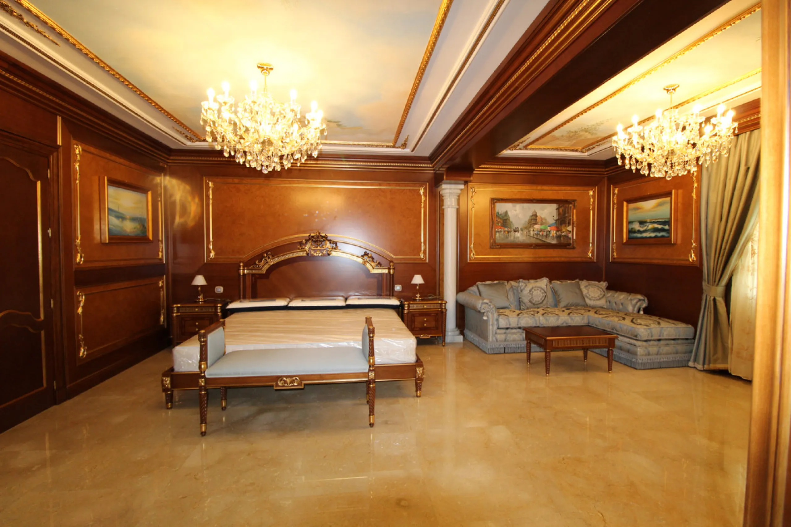 A totally reformed substantial palatial Arabian styled villa which offers eight-bedroom suites which incorporate 2 self-contained suites. The villa has four-meter height impressive double entrance gates and an 81-meter long driveway with parking for numer