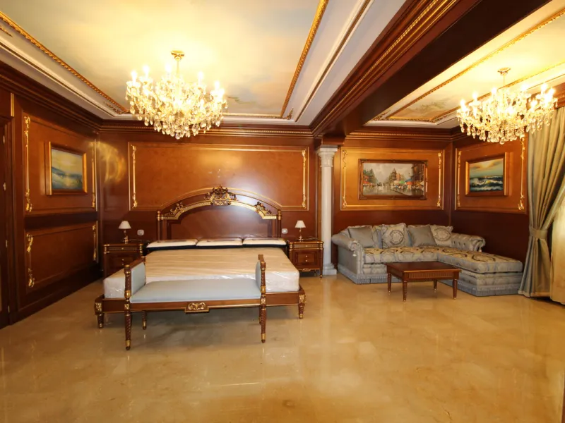 A totally reformed substantial palatial Arabian styled villa which offers eight-bedroom suites which incorporate 2 self-contained suites. The villa has four-meter height impressive double entrance gates and an 81-meter long driveway with parking for numer