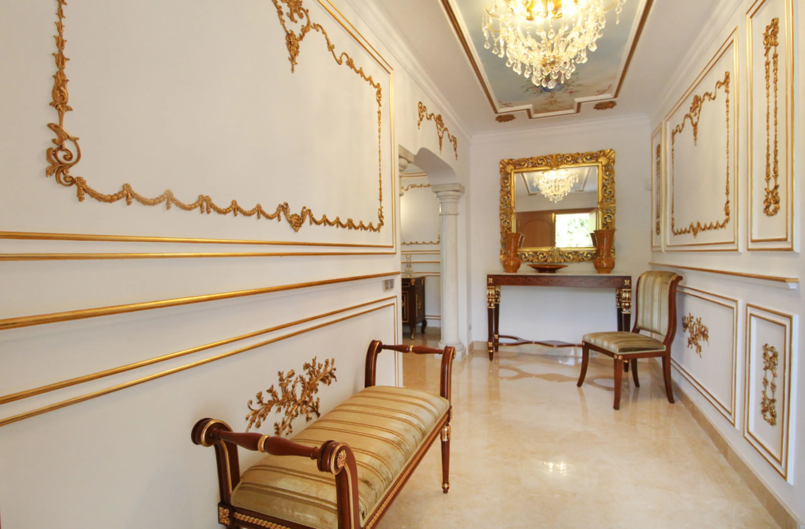 A totally reformed substantial palatial Arabian styled villa which offers eight-bedroom suites which incorporate 2 self-contained suites. The villa has four-meter height impressive double entrance gates and an 81-meter long driveway with parking for numer