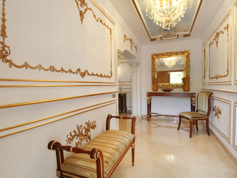 A totally reformed substantial palatial Arabian styled villa which offers eight-bedroom suites which incorporate 2 self-contained suites. The villa has four-meter height impressive double entrance gates and an 81-meter long driveway with parking for numer