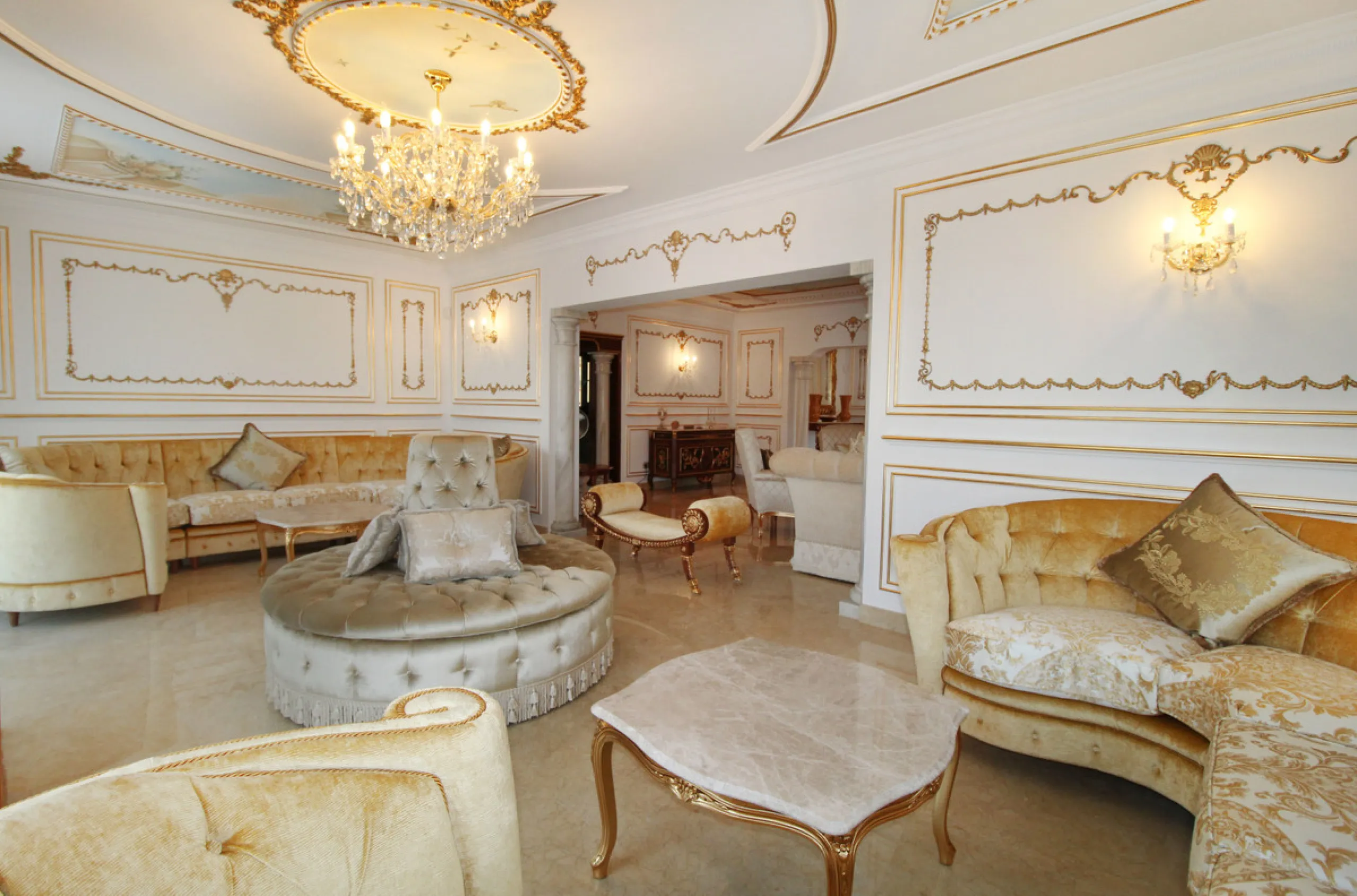 A totally reformed substantial palatial Arabian styled villa which offers eight-bedroom suites which incorporate 2 self-contained suites. The villa has four-meter height impressive double entrance gates and an 81-meter long driveway with parking for numer