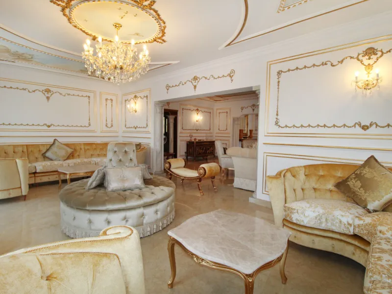 A totally reformed substantial palatial Arabian styled villa which offers eight-bedroom suites which incorporate 2 self-contained suites. The villa has four-meter height impressive double entrance gates and an 81-meter long driveway with parking for numer