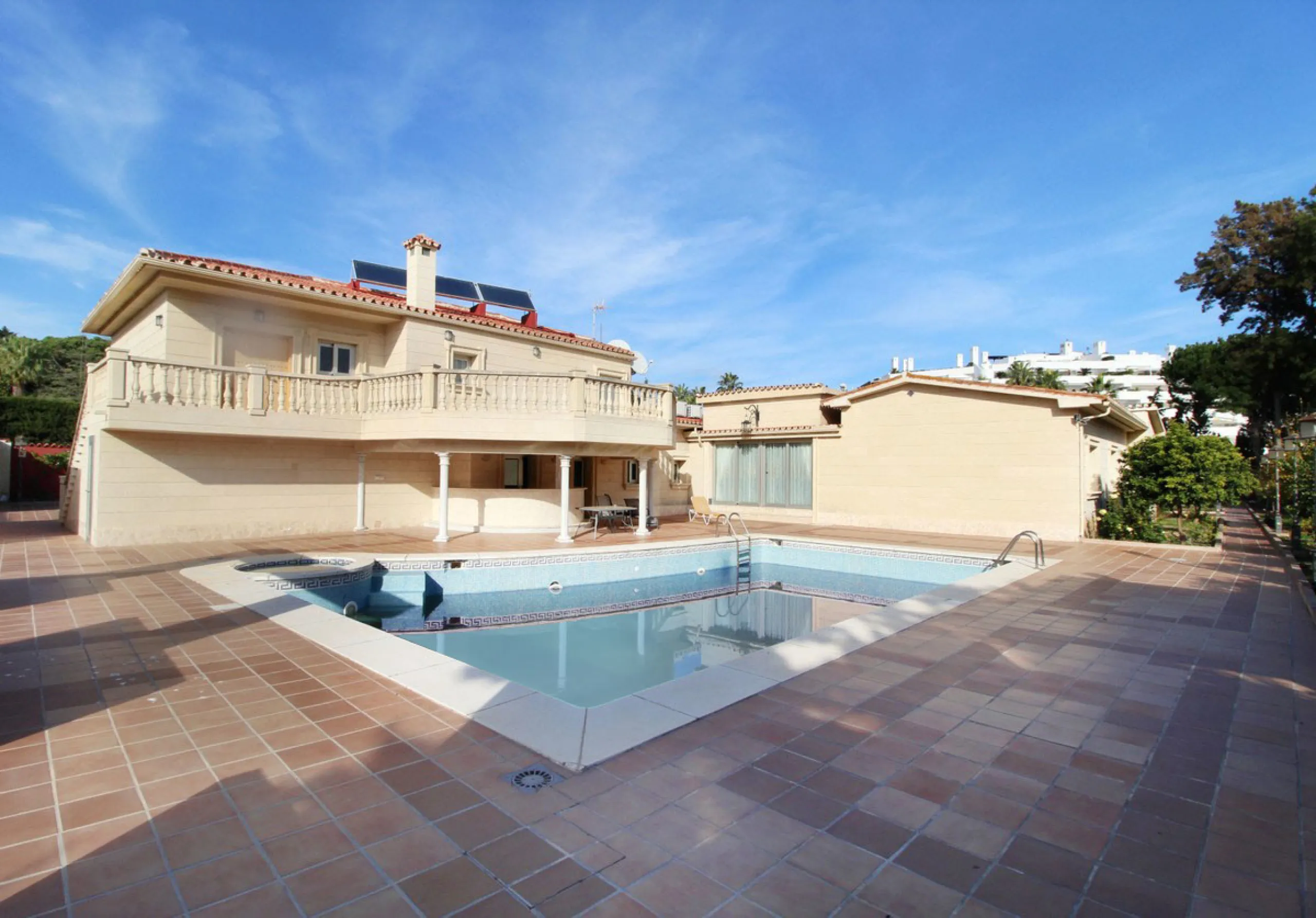 A totally reformed substantial palatial Arabian styled villa which offers eight-bedroom suites which incorporate 2 self-contained suites. The villa has four-meter height impressive double entrance gates and an 81-meter long driveway with parking for numer