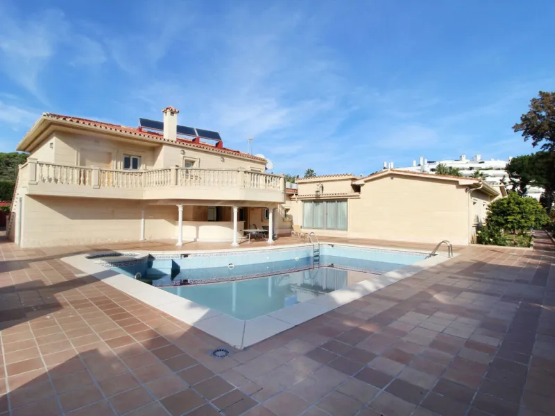 A totally reformed substantial palatial Arabian styled villa which offers eight-bedroom suites which incorporate 2 self-contained suites. The villa has four-meter height impressive double entrance gates and an 81-meter long driveway with parking for numer