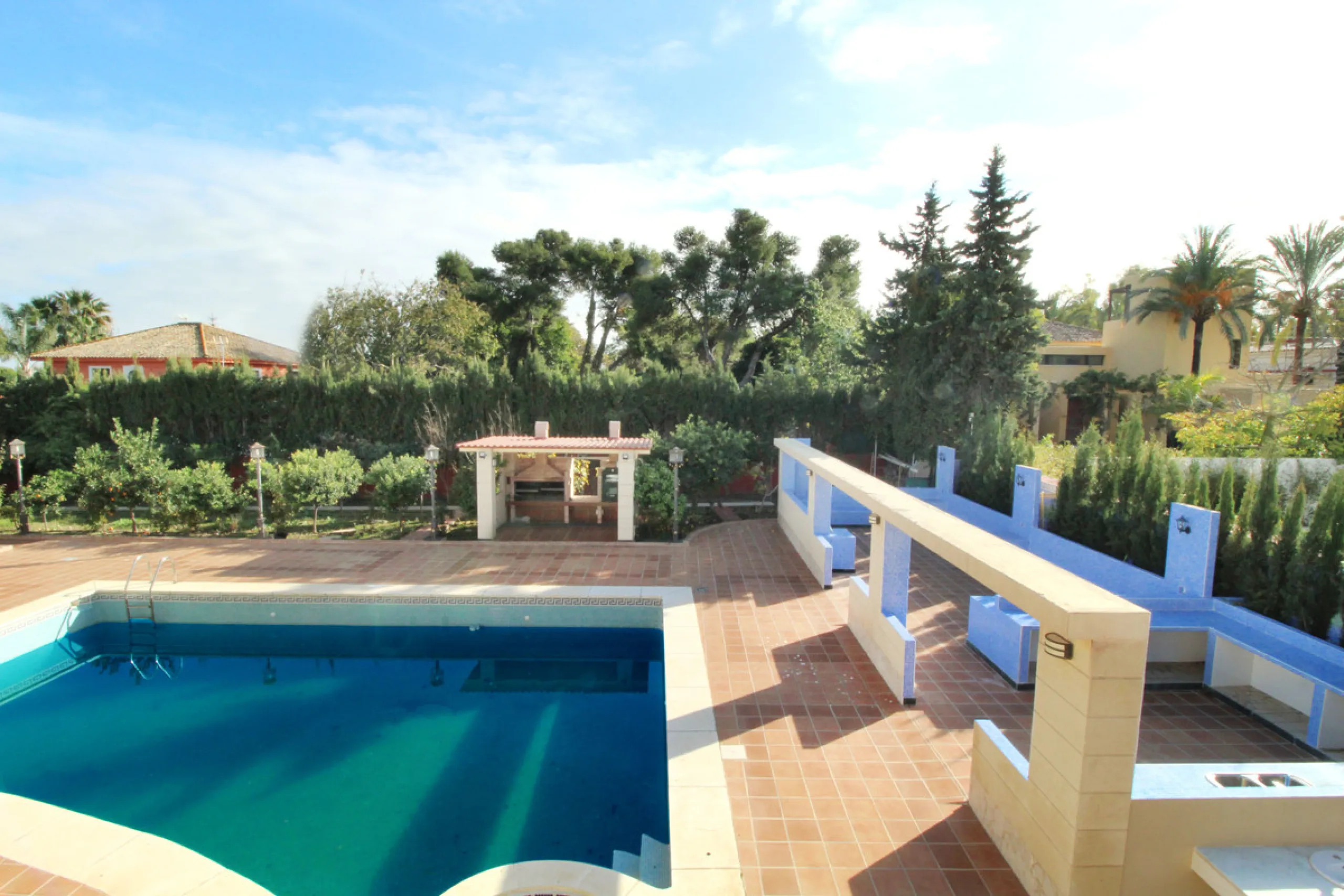 A totally reformed substantial palatial Arabian styled villa which offers eight-bedroom suites which incorporate 2 self-contained suites. The villa has four-meter height impressive double entrance gates and an 81-meter long driveway with parking for numer