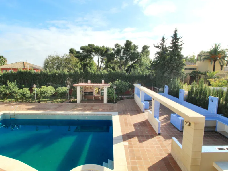 A totally reformed substantial palatial Arabian styled villa which offers eight-bedroom suites which incorporate 2 self-contained suites. The villa has four-meter height impressive double entrance gates and an 81-meter long driveway with parking for numer
