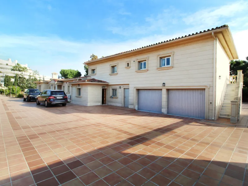 A totally reformed substantial palatial Arabian styled villa which offers eight-bedroom suites which incorporate 2 self-contained suites. The villa has four-meter height impressive double entrance gates and an 81-meter long driveway with parking for numer