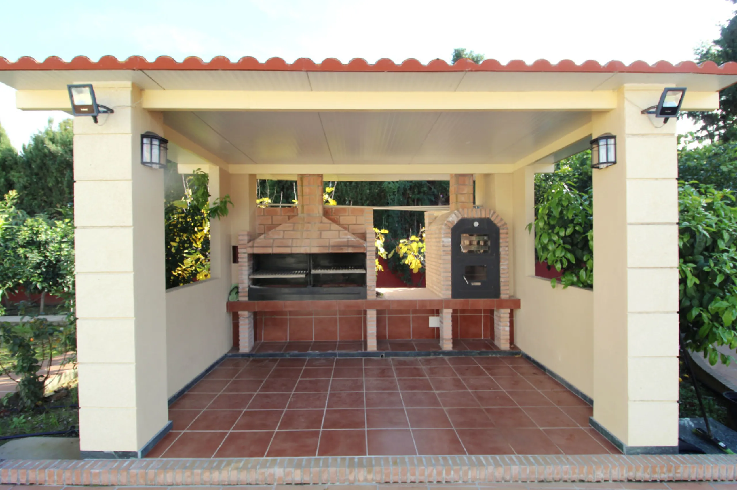 A totally reformed substantial palatial Arabian styled villa which offers eight-bedroom suites which incorporate 2 self-contained suites. The villa has four-meter height impressive double entrance gates and an 81-meter long driveway with parking for numer