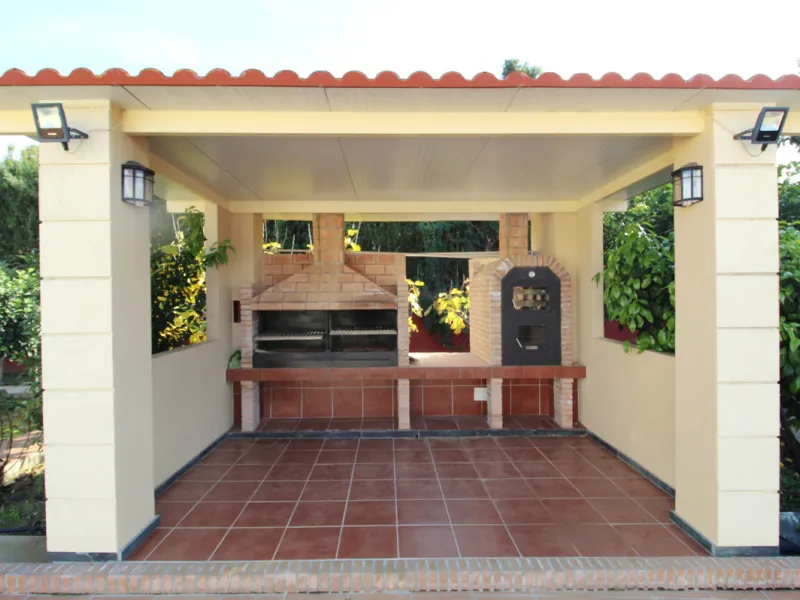 A totally reformed substantial palatial Arabian styled villa which offers eight-bedroom suites which incorporate 2 self-contained suites. The villa has four-meter height impressive double entrance gates and an 81-meter long driveway with parking for numer