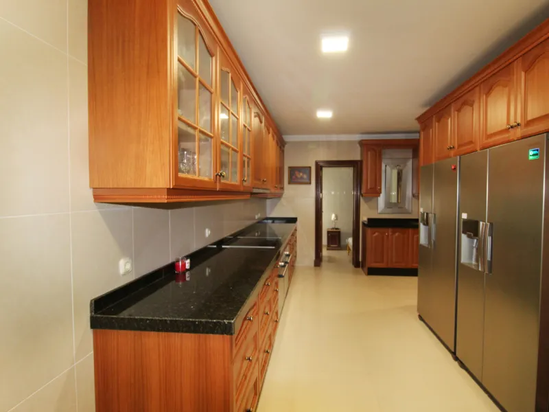 A totally reformed substantial palatial Arabian styled villa which offers eight-bedroom suites which incorporate 2 self-contained suites. The villa has four-meter height impressive double entrance gates and an 81-meter long driveway with parking for numer