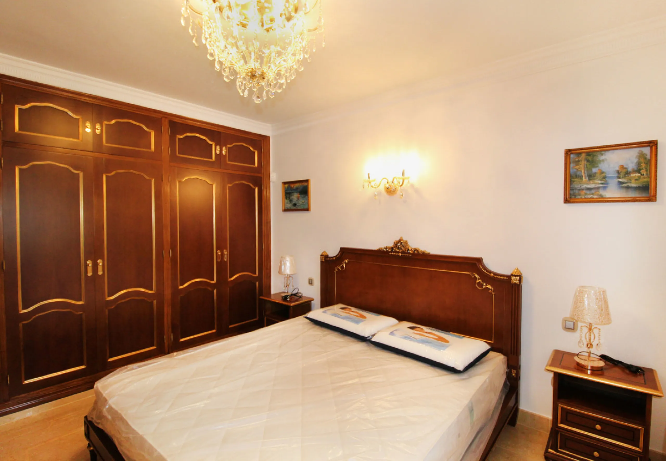 A totally reformed substantial palatial Arabian styled villa which offers eight-bedroom suites which incorporate 2 self-contained suites. The villa has four-meter height impressive double entrance gates and an 81-meter long driveway with parking for numer