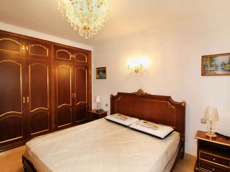 A totally reformed substantial palatial Arabian styled villa which offers eight-bedroom suites which incorporate 2 self-contained suites. The villa has four-meter height impressive double entrance gates and an 81-meter long driveway with parking for numer