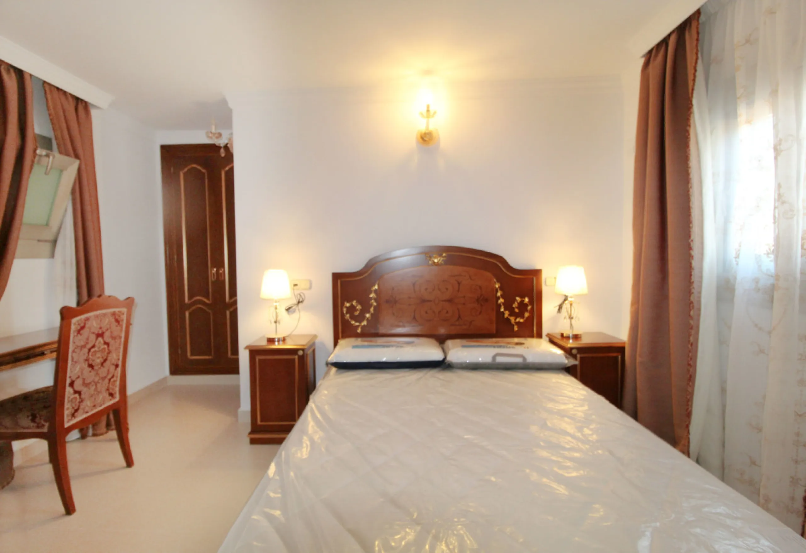 A totally reformed substantial palatial Arabian styled villa which offers eight-bedroom suites which incorporate 2 self-contained suites. The villa has four-meter height impressive double entrance gates and an 81-meter long driveway with parking for numer