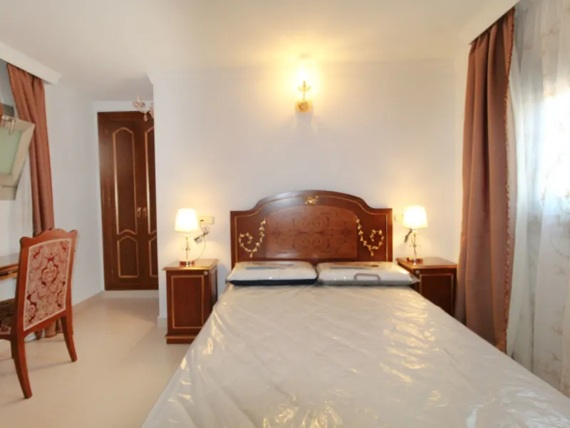 A totally reformed substantial palatial Arabian styled villa which offers eight-bedroom suites which incorporate 2 self-contained suites. The villa has four-meter height impressive double entrance gates and an 81-meter long driveway with parking for numer