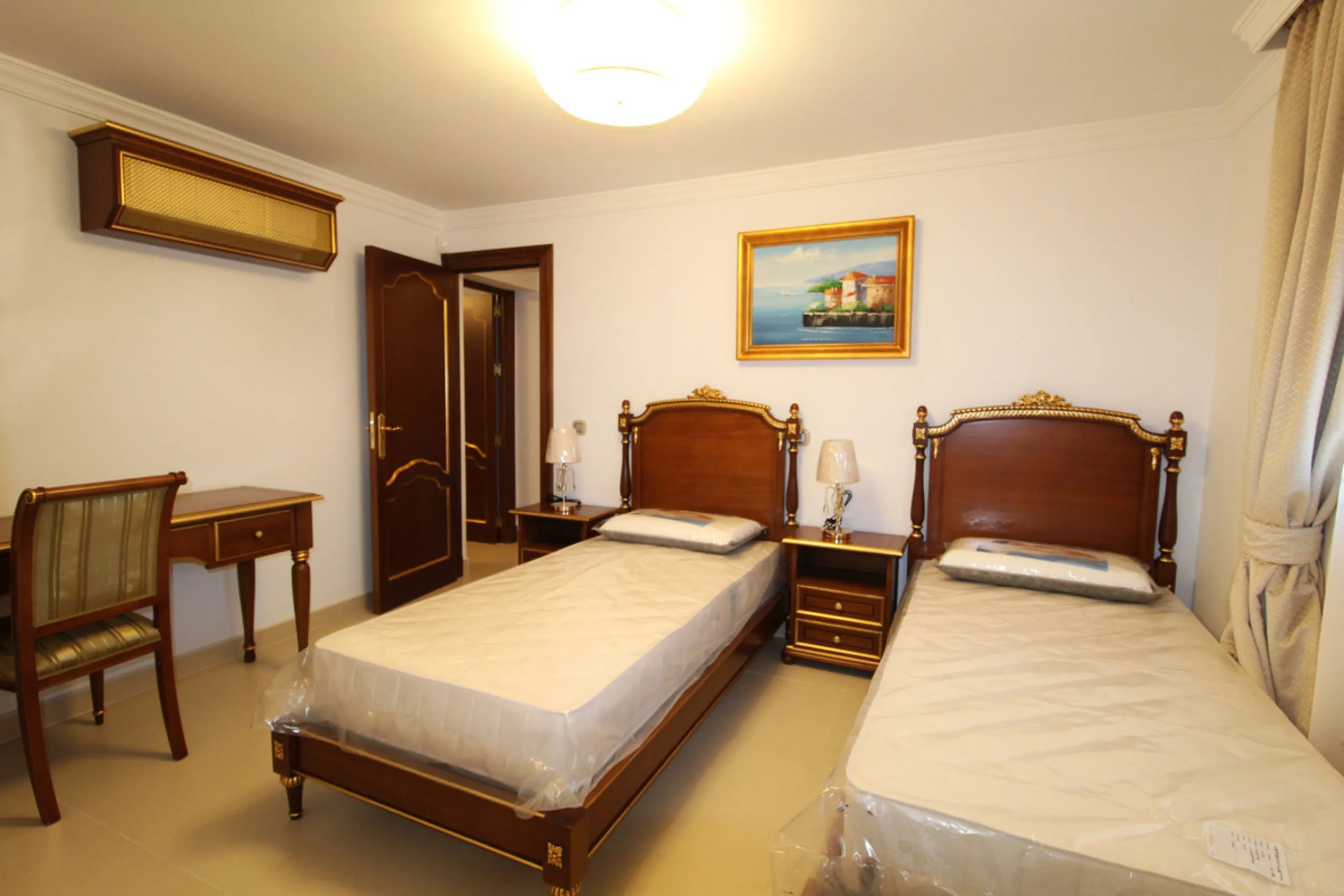 A totally reformed substantial palatial Arabian styled villa which offers eight-bedroom suites which incorporate 2 self-contained suites. The villa has four-meter height impressive double entrance gates and an 81-meter long driveway with parking for numer