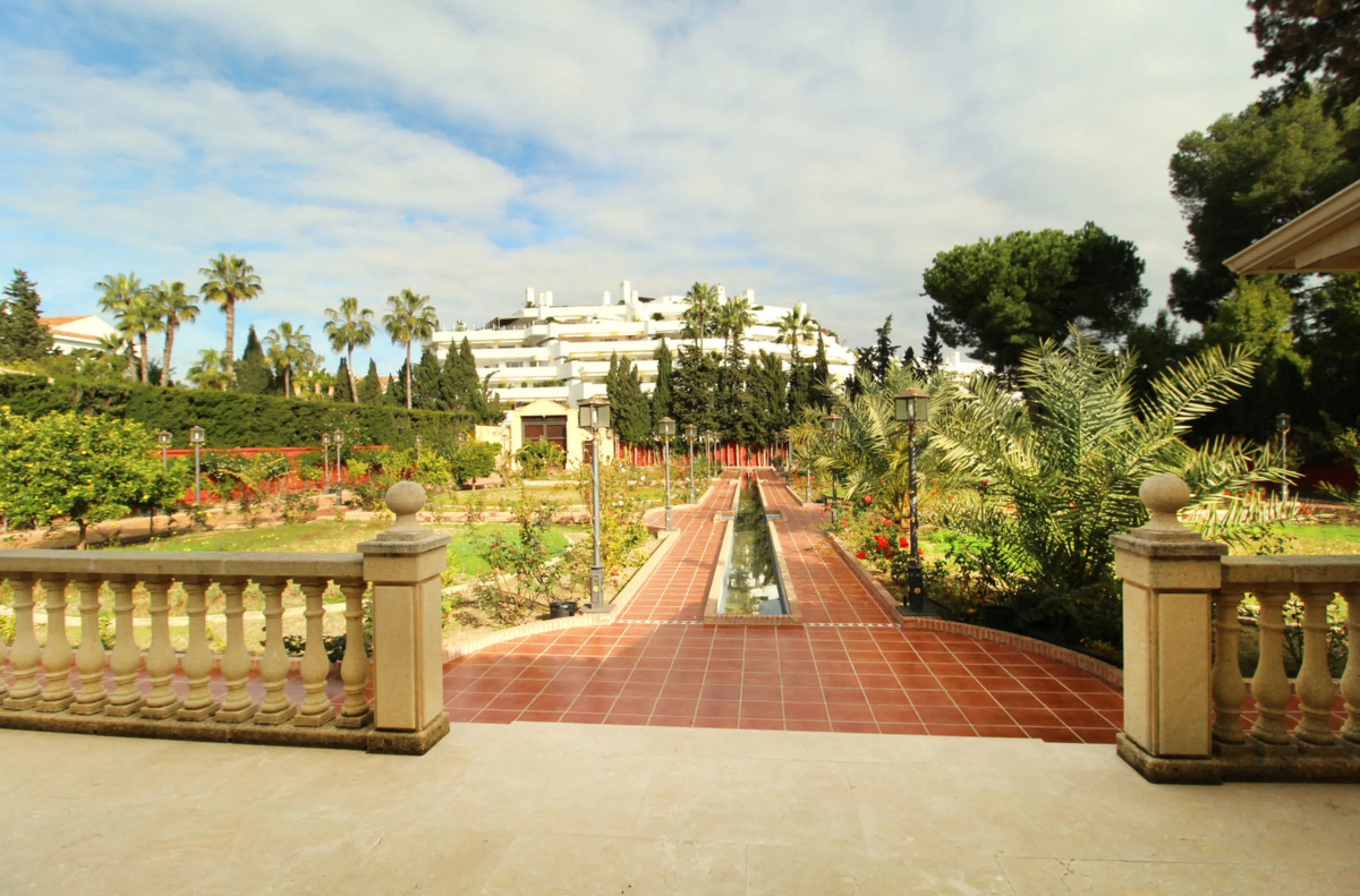 A totally reformed substantial palatial Arabian styled villa which offers eight-bedroom suites which incorporate 2 self-contained suites. The villa has four-meter height impressive double entrance gates and an 81-meter long driveway with parking for numer