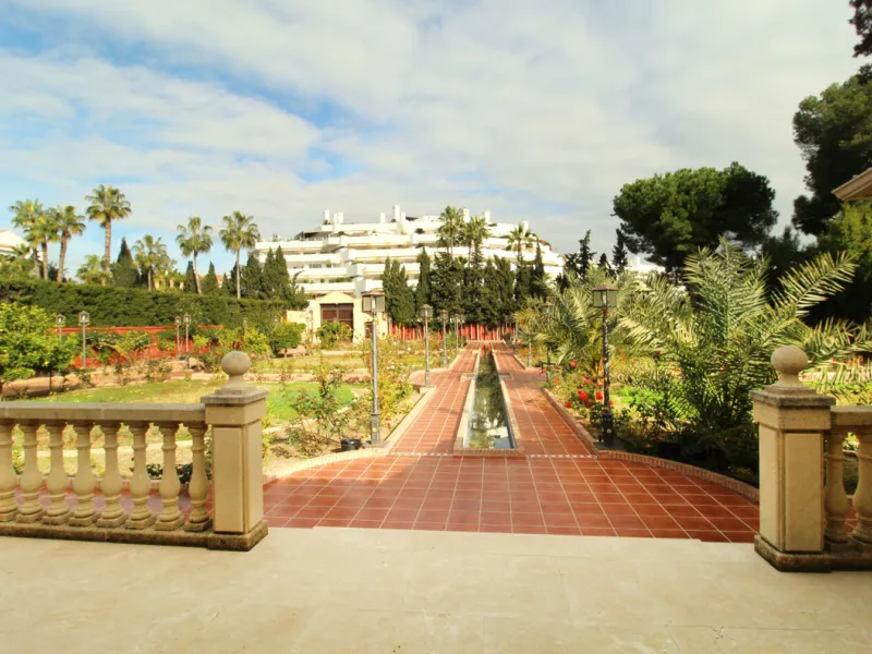 A totally reformed substantial palatial Arabian styled villa which offers eight-bedroom suites which incorporate 2 self-contained suites. The villa has four-meter height impressive double entrance gates and an 81-meter long driveway with parking for numer