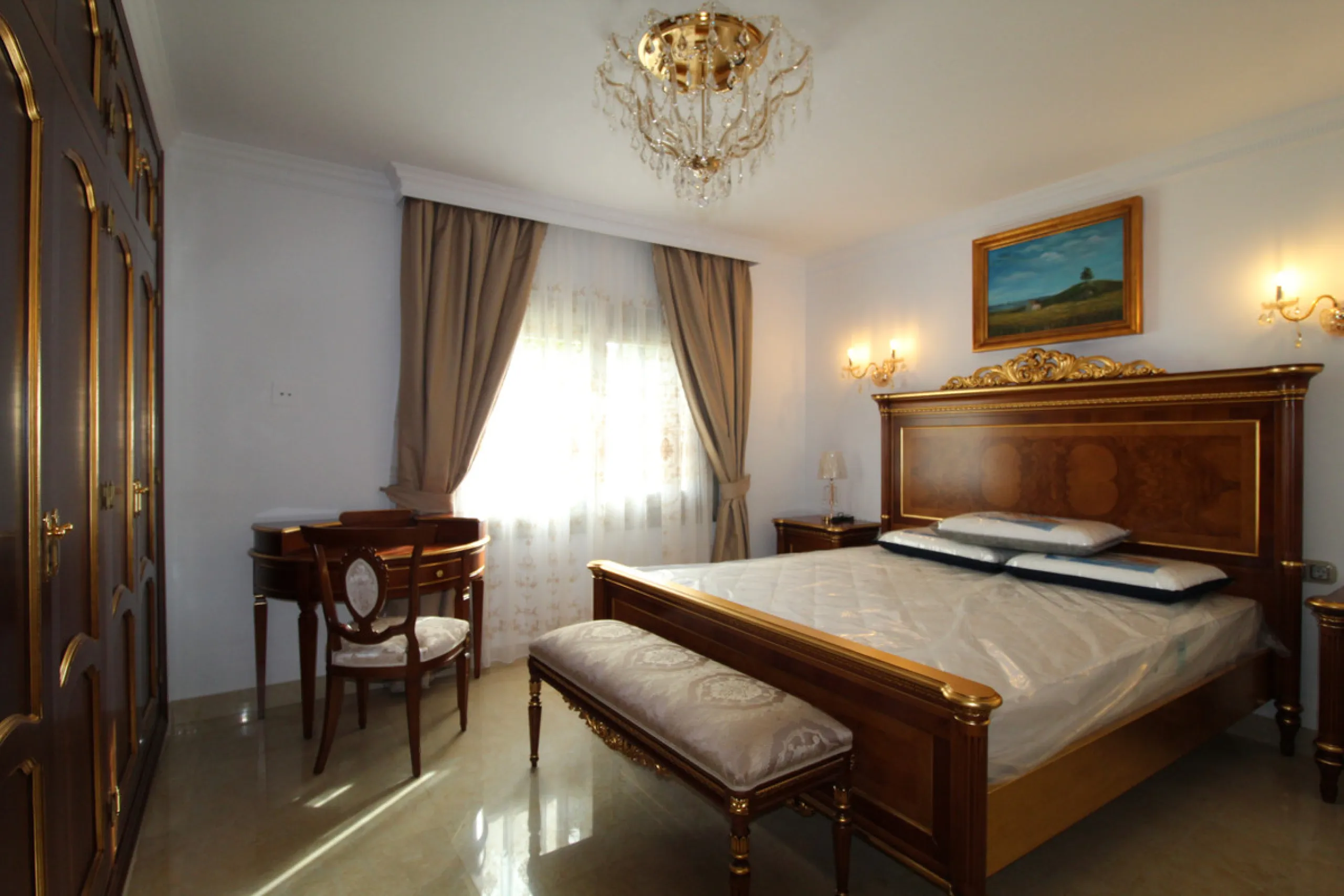 A totally reformed substantial palatial Arabian styled villa which offers eight-bedroom suites which incorporate 2 self-contained suites. The villa has four-meter height impressive double entrance gates and an 81-meter long driveway with parking for numer