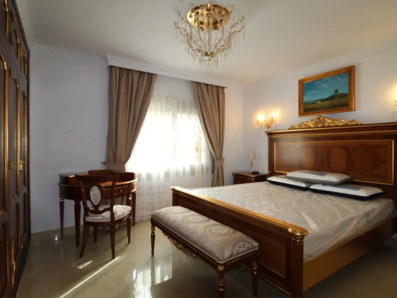 A totally reformed substantial palatial Arabian styled villa which offers eight-bedroom suites which incorporate 2 self-contained suites. The villa has four-meter height impressive double entrance gates and an 81-meter long driveway with parking for numer