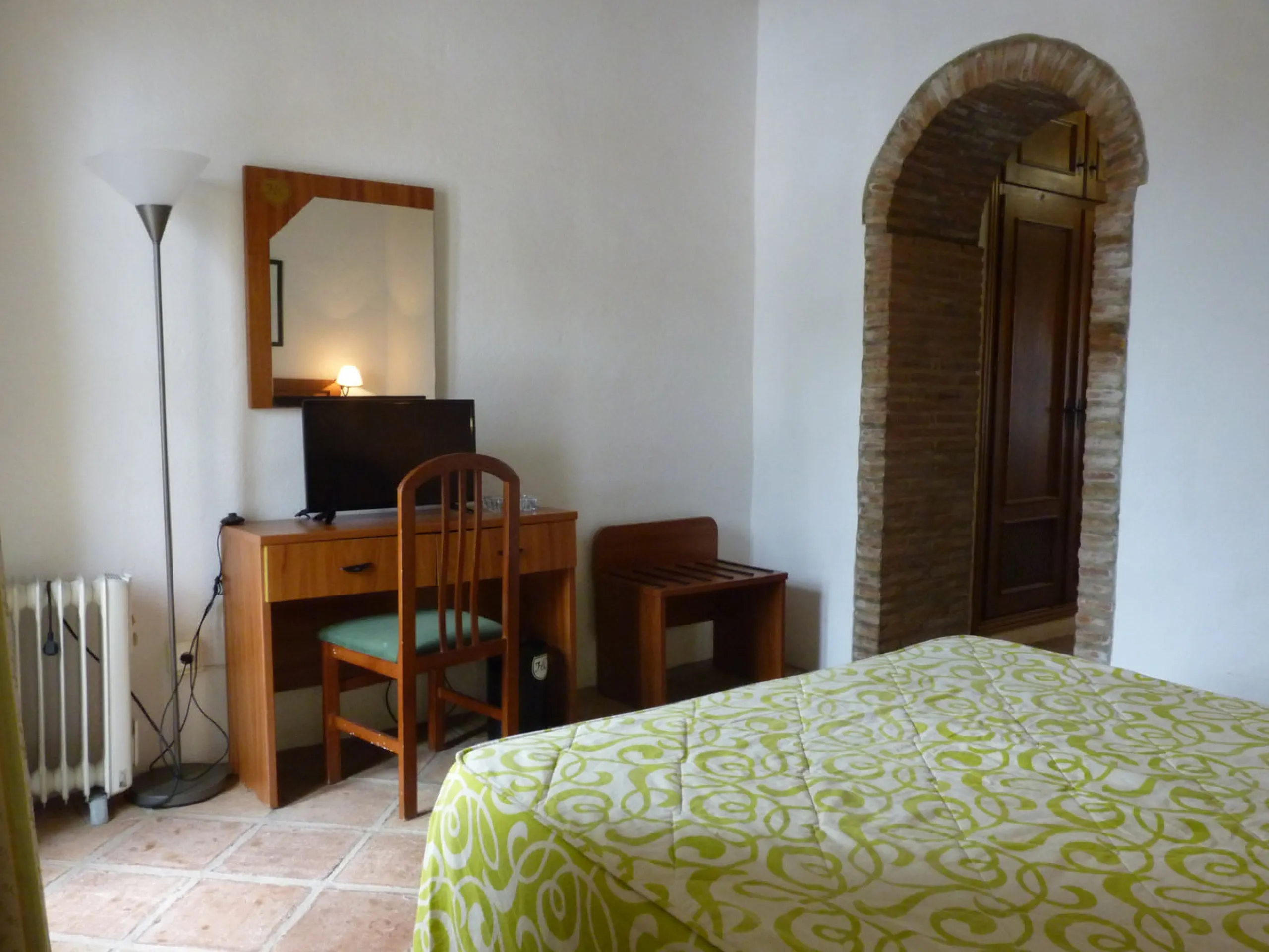 Charming hotel located in Casares, where you can see the white silhouette of its houses perched on the hillside. Its geographical location, between the Serrania de Ronda, the Strait of Gibraltar and the Coast, the condition of the diversity of its landsca
