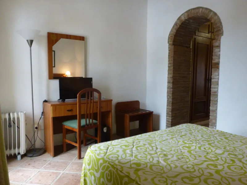 Charming hotel located in Casares, where you can see the white silhouette of its houses perched on the hillside. Its geographical location, between the Serrania de Ronda, the Strait of Gibraltar and the Coast, the condition of the diversity of its landsca