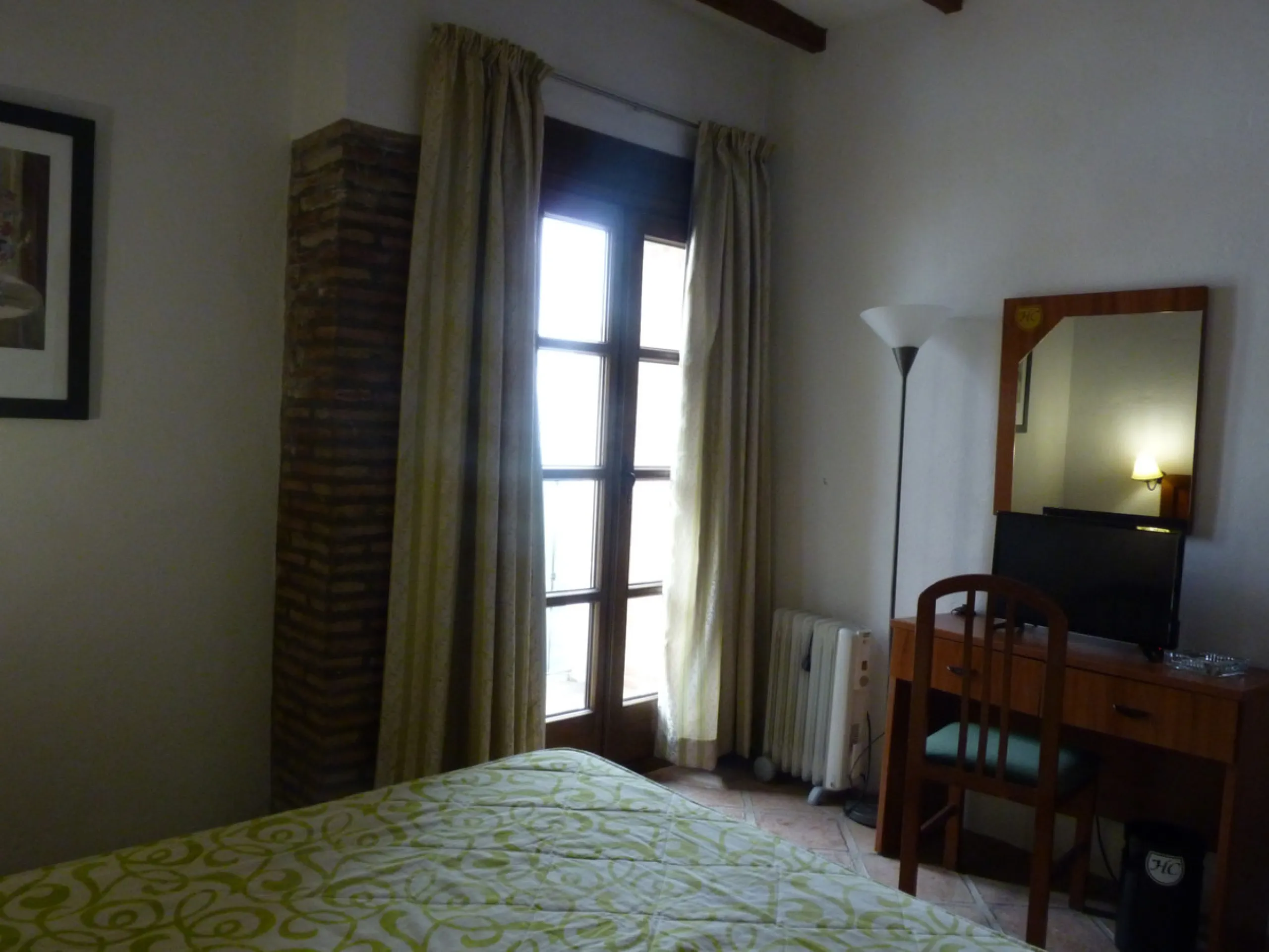 Charming hotel located in Casares, where you can see the white silhouette of its houses perched on the hillside. Its geographical location, between the Serrania de Ronda, the Strait of Gibraltar and the Coast, the condition of the diversity of its landsca