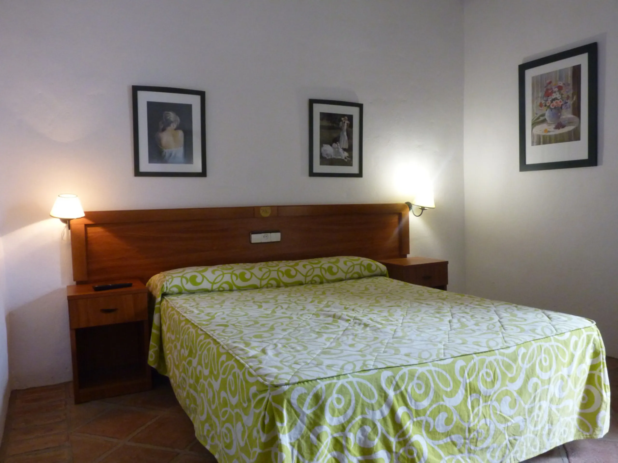 Charming hotel located in Casares, where you can see the white silhouette of its houses perched on the hillside. Its geographical location, between the Serrania de Ronda, the Strait of Gibraltar and the Coast, the condition of the diversity of its landsca
