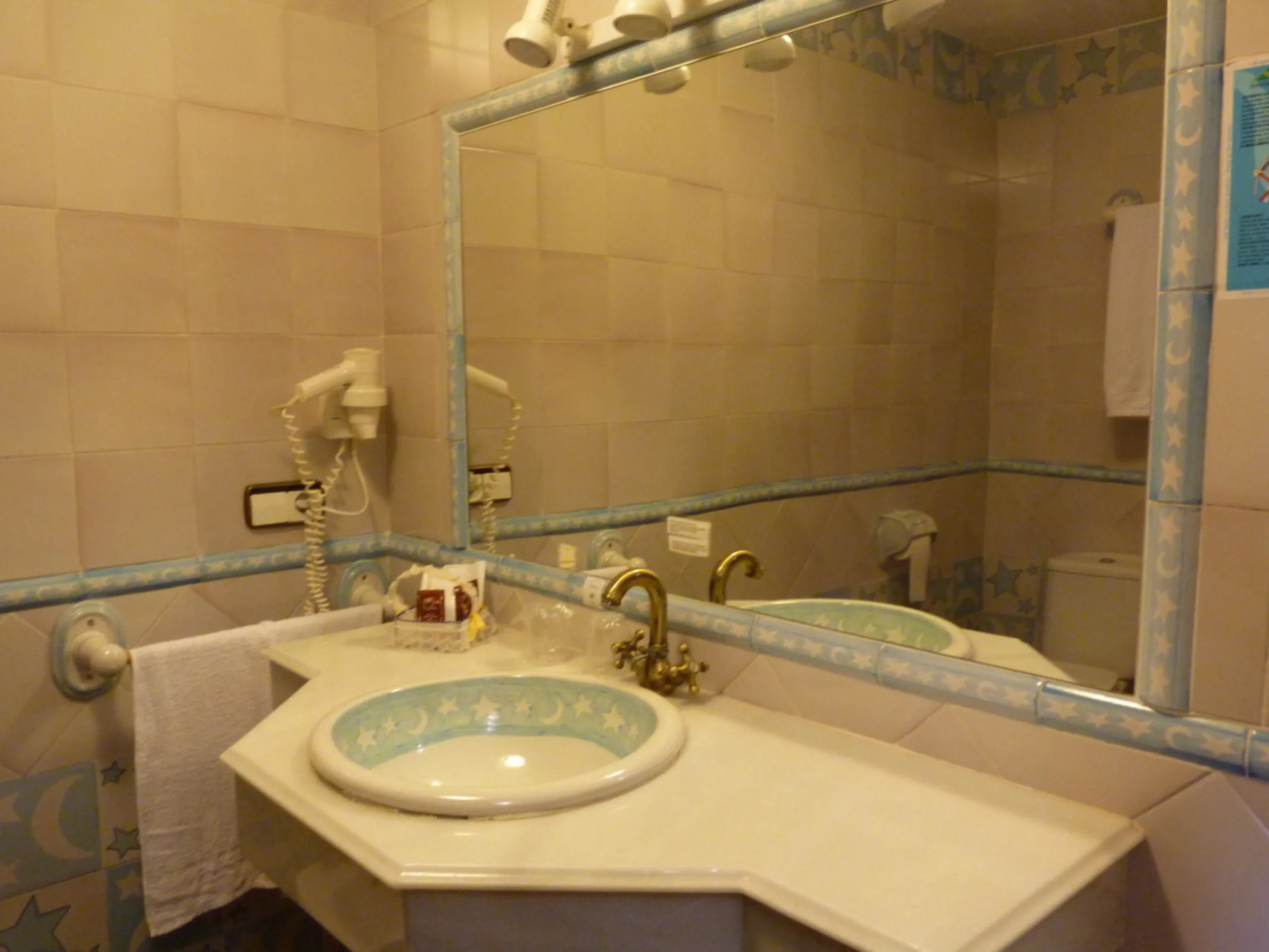 Charming hotel located in Casares, where you can see the white silhouette of its houses perched on the hillside. Its geographical location, between the Serrania de Ronda, the Strait of Gibraltar and the Coast, the condition of the diversity of its landsca