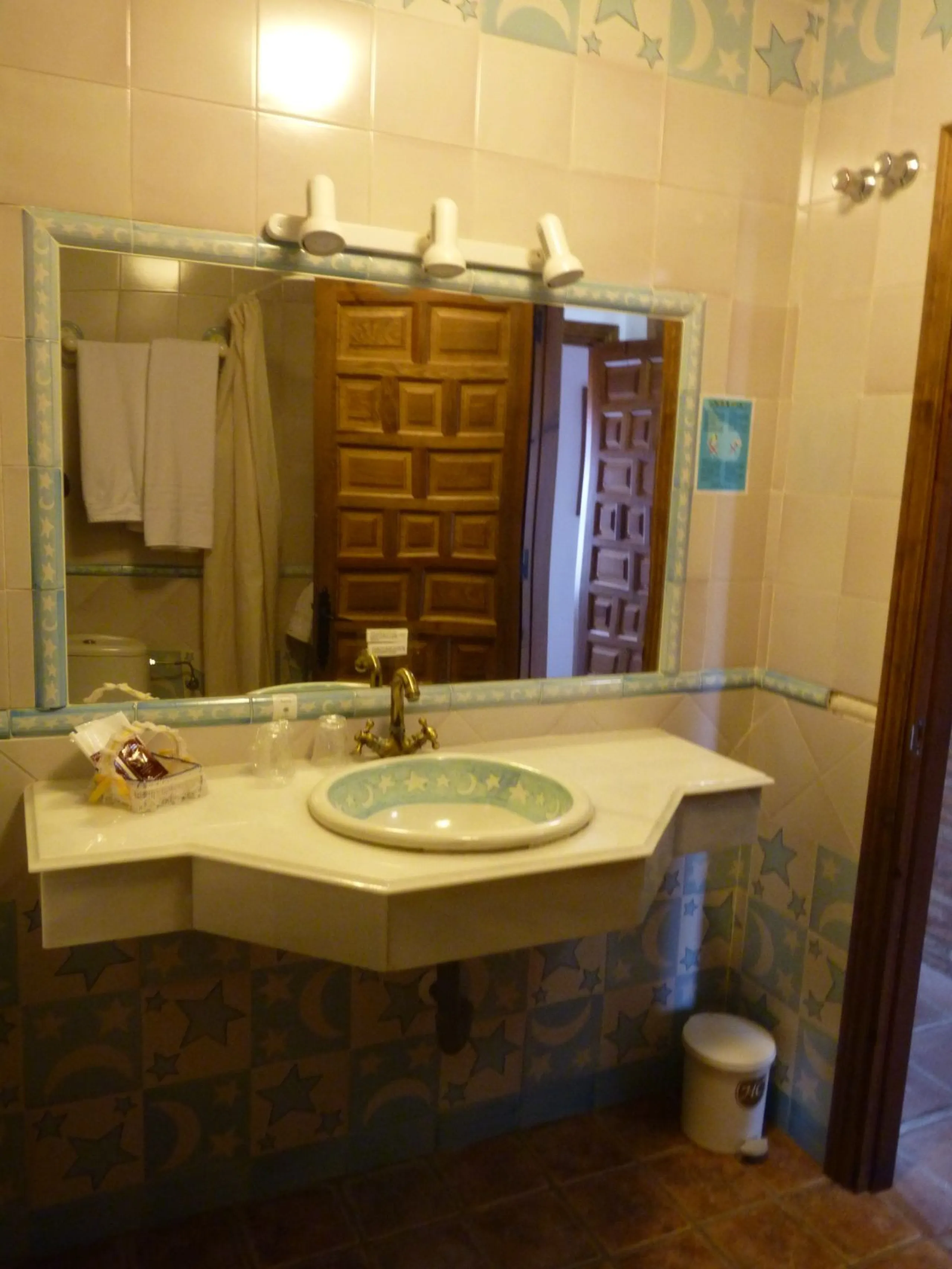 Charming hotel located in Casares, where you can see the white silhouette of its houses perched on the hillside. Its geographical location, between the Serrania de Ronda, the Strait of Gibraltar and the Coast, the condition of the diversity of its landsca
