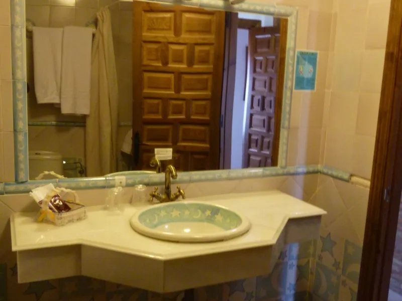 Charming hotel located in Casares, where you can see the white silhouette of its houses perched on the hillside. Its geographical location, between the Serrania de Ronda, the Strait of Gibraltar and the Coast, the condition of the diversity of its landsca